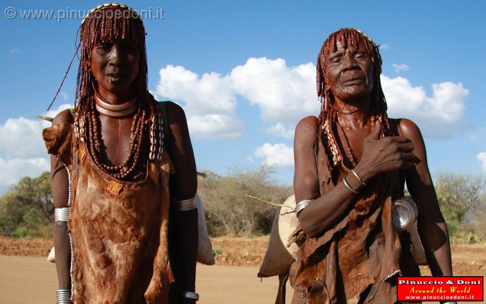 Ethiopia - Sulla strada per Turni - 47 - Anziane etnia Hamer.jpg